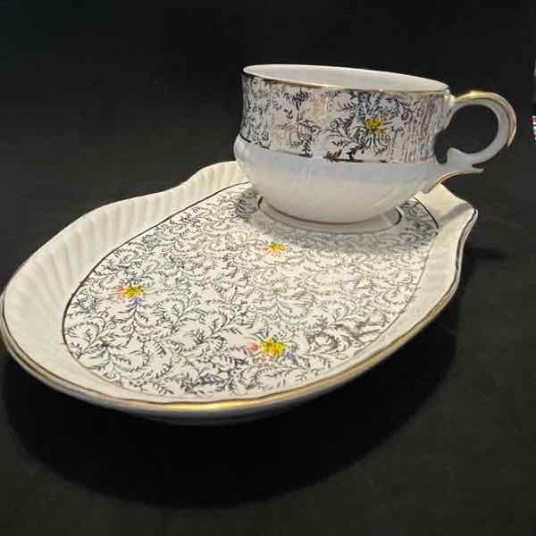 Servicio de desayuno, flor amarilla